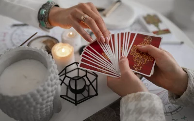 Cartomancia vs Tarot: ¿Qué método es mejor para ti?