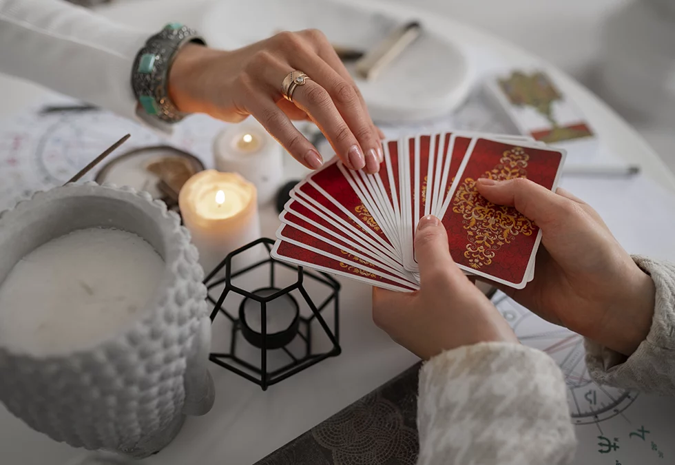 Cartomancia vs Tarot: ¿Qué método es mejor para ti?