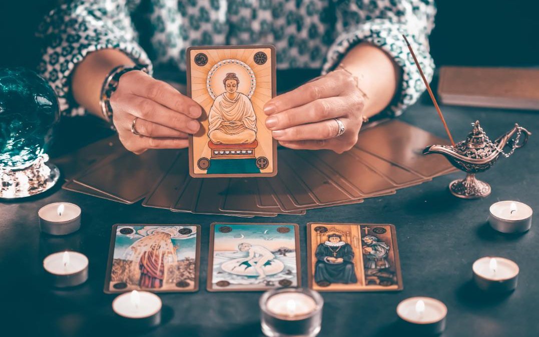 Tarot de los Ángeles: guía divina y mensajes de luz