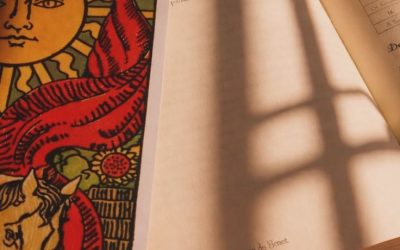 Descubre el significado de El Colgado tarot y cómo esta carta revela pausas, transformación y nuevas perspectivas en tu vida.