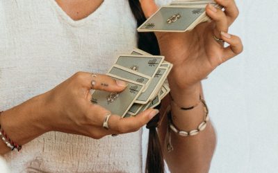 ¿Qué preguntas hacer al Tarot del Amor? Guía completa para obtener respuestas más claras